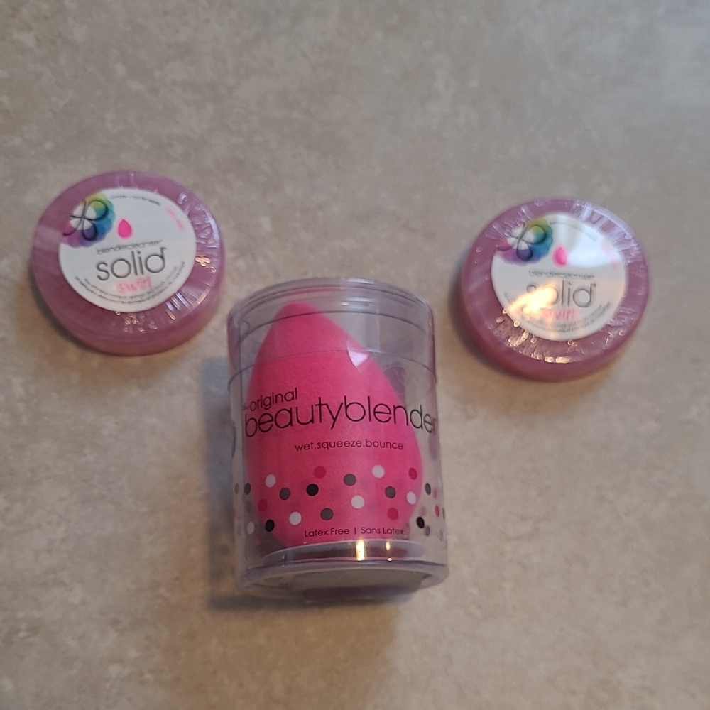 Beautyblender Pink Sponge with Solid Cleansers